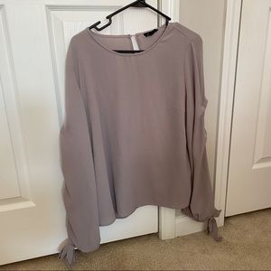 Grey shirt with gathered sleeves